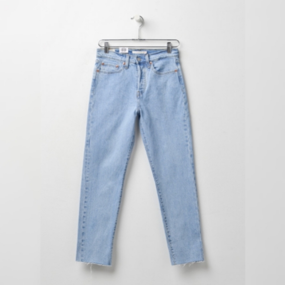 Levi's Wedgie Icon Jeans in Light Wash - Picture 9 of 12
